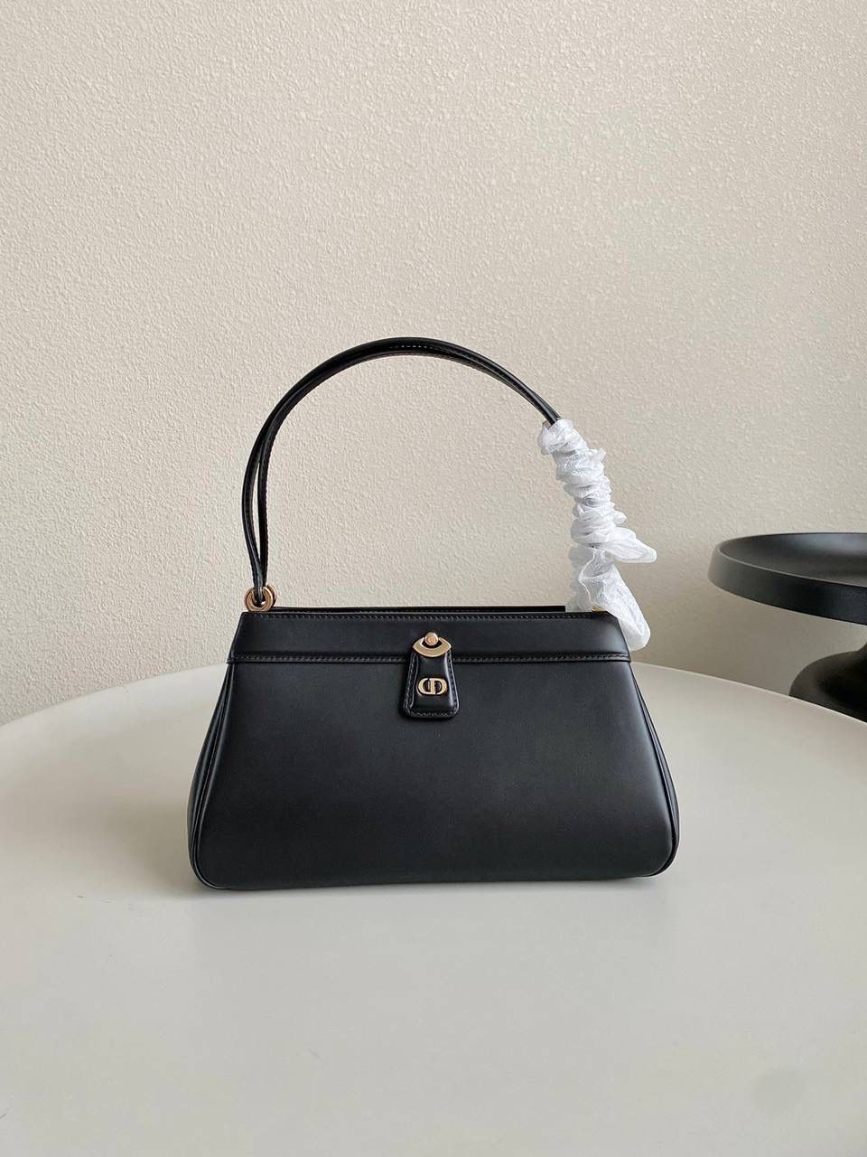 🈶 黑色中号 𝗗𝗜𝗢𝗥 𝗞𝗲𝘆手袋/腋下包 啊啊啊贵妇们还没买的都看过来 如此复古法式浪漫的包一定要拎在你手上 首批即出即断！都在翻单再翻单了！！ 早已大火全网时髦界，没有人不爱啊 独特的梯形包身➕细长手柄，优雅高贵 它的悬锁更是绝绝子，两个尺寸可选 小个子女生也可放心的冲大号 日常通勤什么大场合都能给你冲锋 拿捏得恰到好处，找不出一处缺点地方 真是把复古风玩得明明白白，美死了！！ 中号：27×16.5×13.5cm，#6098m 小号：22x12.5x12cm