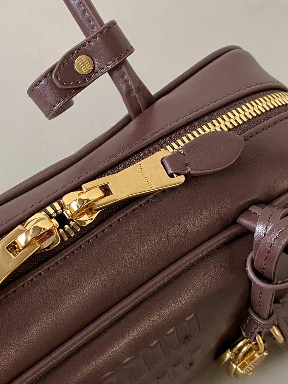 🈶石南木色 𝗠𝗶𝘂𝗠𝗶𝘂保龄球| 吊饰版 说是公文包.更是保龄球！ 虽倆者都早已大火全网时髦圈哈哈 今年这只长手柄保龄球能买到就是赚到咯！ 细长的手柄整体更秀气了 还送了一串吊饰 是一把锁头还有一个爱心， 上面都有logo刻印很精致也很厚重 宝子们再也不愁买挂饰啦！ 28×11.5×8cm #F0010m