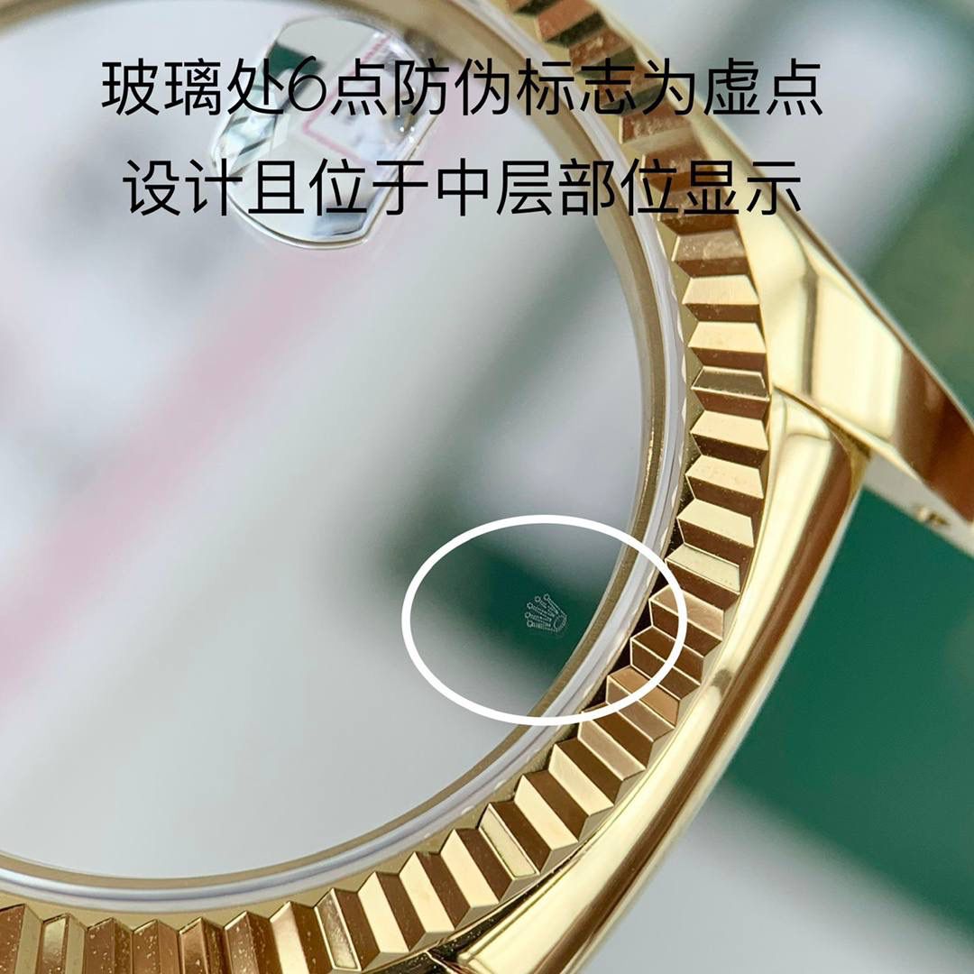 【实在品质 不怕实拍】闪闪发光的劳来了😍😍 劳就要有金有钻)劳力士ROLEX星期日历型day-date 36mm系列118138皮带绿珐琅满天星少量到货！劳力士满天星在名表里面就像一颗闪闪发光的明星，气质魅力无可匹敌。它的技术细腻而巧妙，其色泽和材质更是完美的晶体形成，散发出一种优雅而雅致的气质！此次搭载的依然为了配合官方厚度一致采用eta2836全自动机械机芯，表盘尺寸官方一致36mm，属于中性尺寸，表盘采用绿色珐琅进口技术镶钻而成，每颗钻石都整齐的环绕着表盘，所有的目光似乎都聚焦在这一圈钻上！从每个细节均注重如一！配置原装表扣！玻璃上的防伪标识依然居中可验，内影编码均与官方一致采用832118序号！压轴之作，闪亮登场！