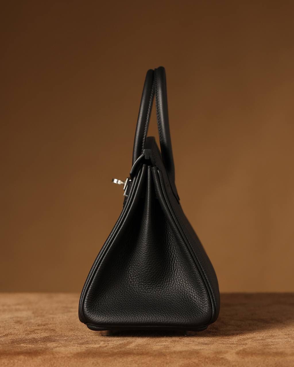 Hermes 爱马仕 Birkin25cm 黑色金扣👜✨ Birkin 独家渠道货 独家欧洲原厂皮原厂五金组装的ZP尾单货 尺寸：20 X 25 X 13CM 尺寸：22 X 30 X 16CM Birkin我们采用的是进口原厂Togo真皮，什么是Togo皮呢？ Togo皮：最经典的Birkin用皮。表面是均匀的颗粒状，类似荔枝纹，有光泽。皮质较硬，容易保持包包的形状，相对较轻，触感比较柔软，耐磨耐用； 我们用的是纯原、原厂皮就是和原版专柜一样的皮！