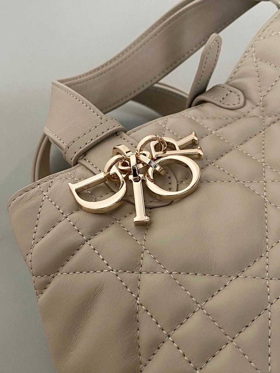 🈶胭脂米，小号 𝗗𝗜𝗢𝗥 𝗧𝗼𝘂𝗷𝗼𝘂𝗿𝘀横版 拒绝不了一点温柔的米色系 实在太好看了！很显气质 淡淡的色调，看着心情就很好 小号会更Q更嗲一些 实物蛮精致的！ 可以说目前喜爱度top☝🏻 23×15×15cm，#m1292m