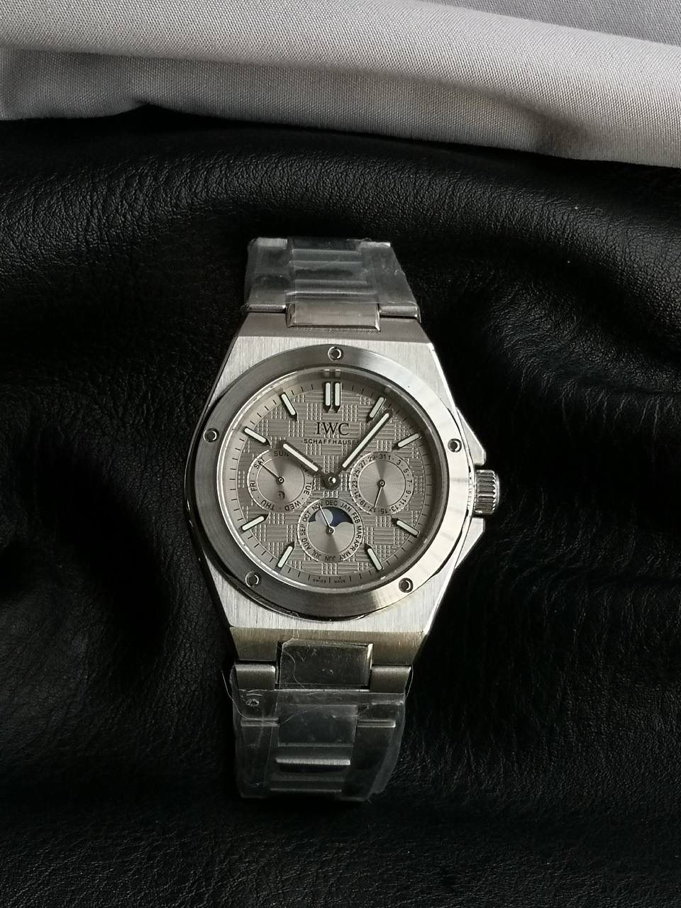 万国工程师系列万年历腕表，复刻界最复杂的腕表，所有功能同步原装，所有功能调节通过把头控制. 1⃣️【功能介绍】3点钟位置显示日历，9点钟位置显示星期，6点钟月份月相指针显示。 2⃣️【做工精细】外壳采用原版同样的三件套结构，中间拉丝，上下壳为抛光，镜面采用高成本的锅盖形蓝宝石，使其质感提升。 3⃣️【机芯性能】尺寸41.6mm,机芯采用天津机芯改82600，高效稳定，动力时间长达72小时以上，进行加装复杂的万年历模块，而且同步所有功能实现同步原装通过把头调节。 4⃣️【⚠️注意事项】由于万年历模块十分复杂在出货前都会调准时间，客户收到直接上链上手佩戴即可，⚠️请不要轻易乱调，由于机芯加装升级功能，调节需慢慢按调。