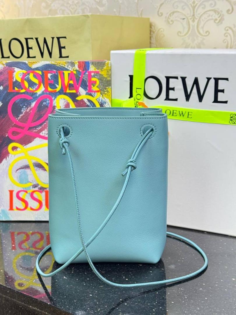 🎈（全钢）新款𝗣𝗲𝗯𝗯𝗹𝗲 𝗽𝗼𝘂𝗰𝗵手机包 ——【水蓝色到货💕】 尺寸：𝟮𝟭.𝟱-𝟭𝟳-𝟳𝗰𝗺 编码：652406 👉🏻采用进口纳帕小牛皮材质•包包手感超级舒服柔软•自重超轻。 👉🏻正面装饰两颗闪亮的𝗽𝗲𝗯𝗯𝗹𝗲配饰•精致可爱时髦•可调节肩带•腋下单肩斜跨皆🉑。 容量超大•可容纳5到6部手机•日常出行一个包就够啦😍