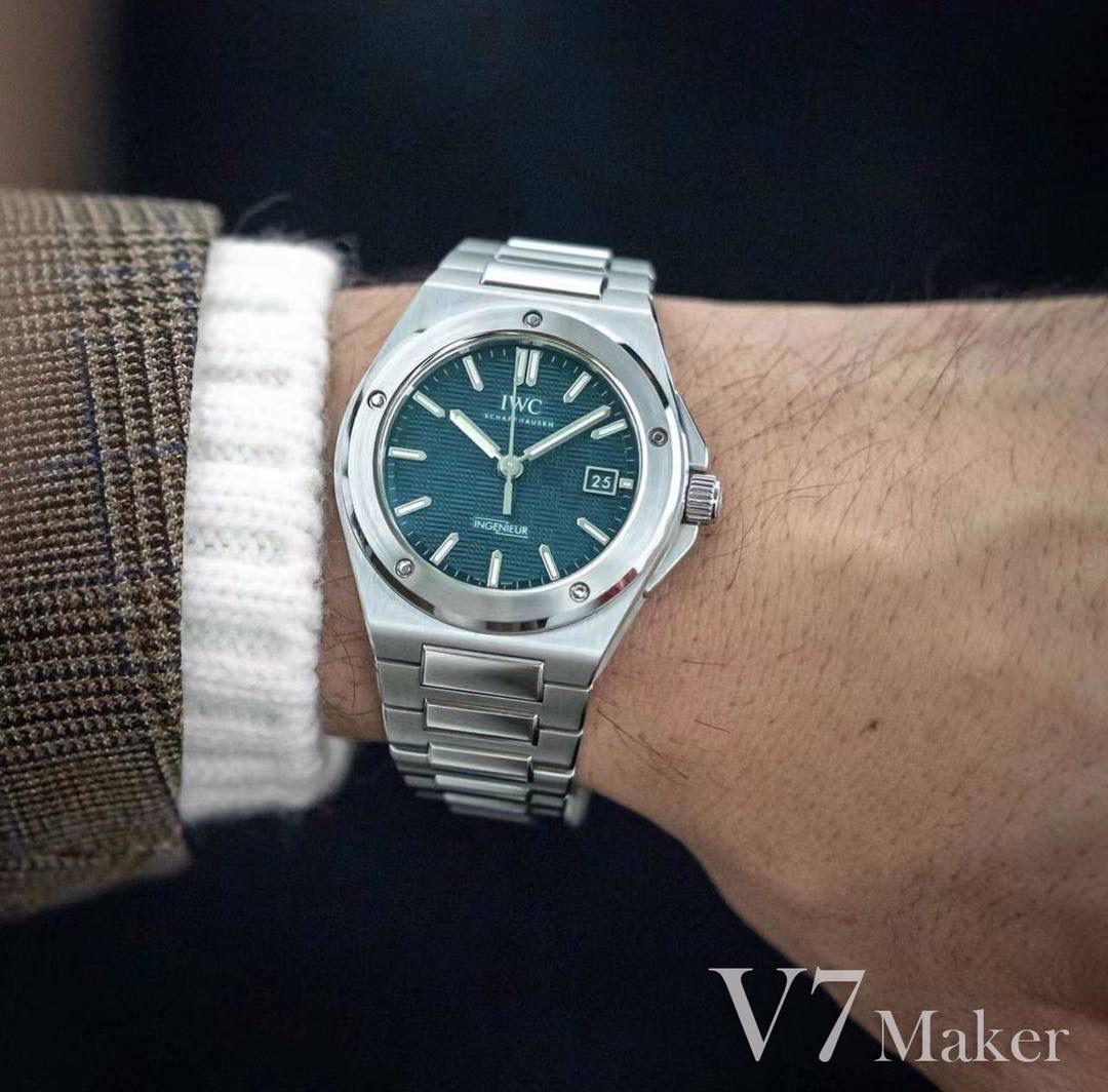 全新原装钢带开模，所有结构同步原装，其材料，做工，佩戴感100%同步原装。 V7厂仍采用进口瑞士全新SW300机芯，性能同样出色，精准恒久，无返修烦恼！V7亦同时提供亲民版的海鸥2892稳定版供选，其外观细节均与瑞士版本一样。