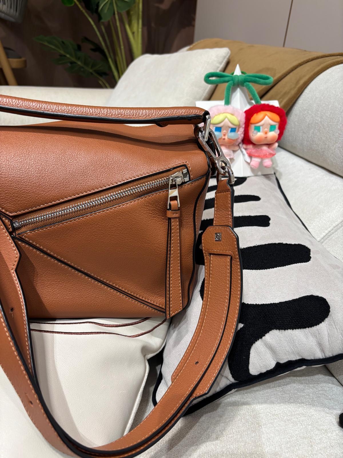 Loewe Puzzle Medium Tan 100%Authentic, 95%New ✅Dust bag