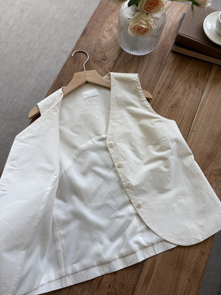 Minimal Buttoned Vest (Ivory)