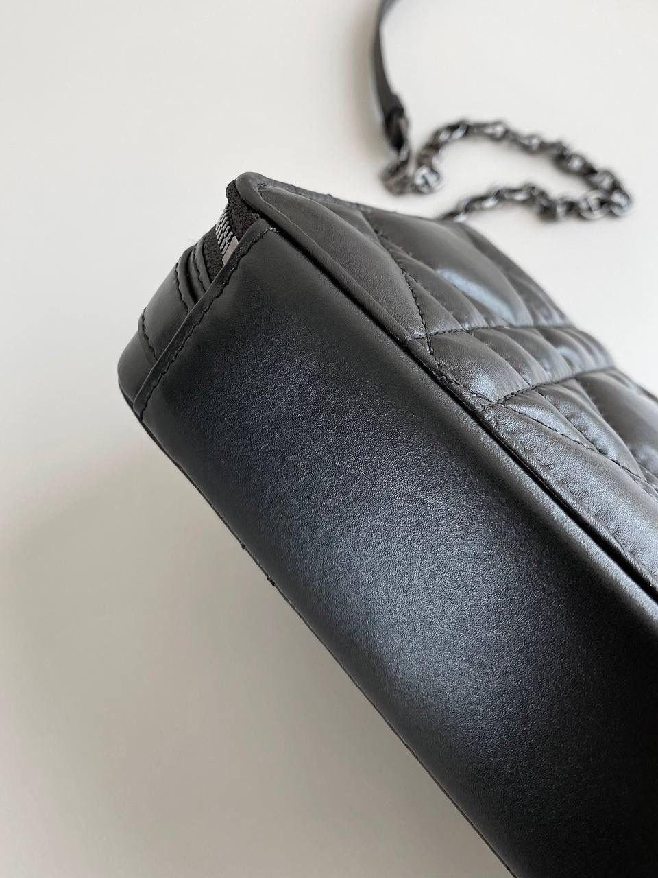 🈶黑枪 𝗗𝗶𝗼𝗿 𝗰𝗮𝗿𝗼手提相机包，全皮款 推荐给所有小包爱好者，超级呆萌 方方正正的箱形，软糯糯的小牛皮 简单不花哨，可拆卸肩带➕手提带两用 手提真的非常非常好看，多了丝小女人的娇羞感 高级又不失复古，冬天配大衣绝了 18×5×13cm，#7301m