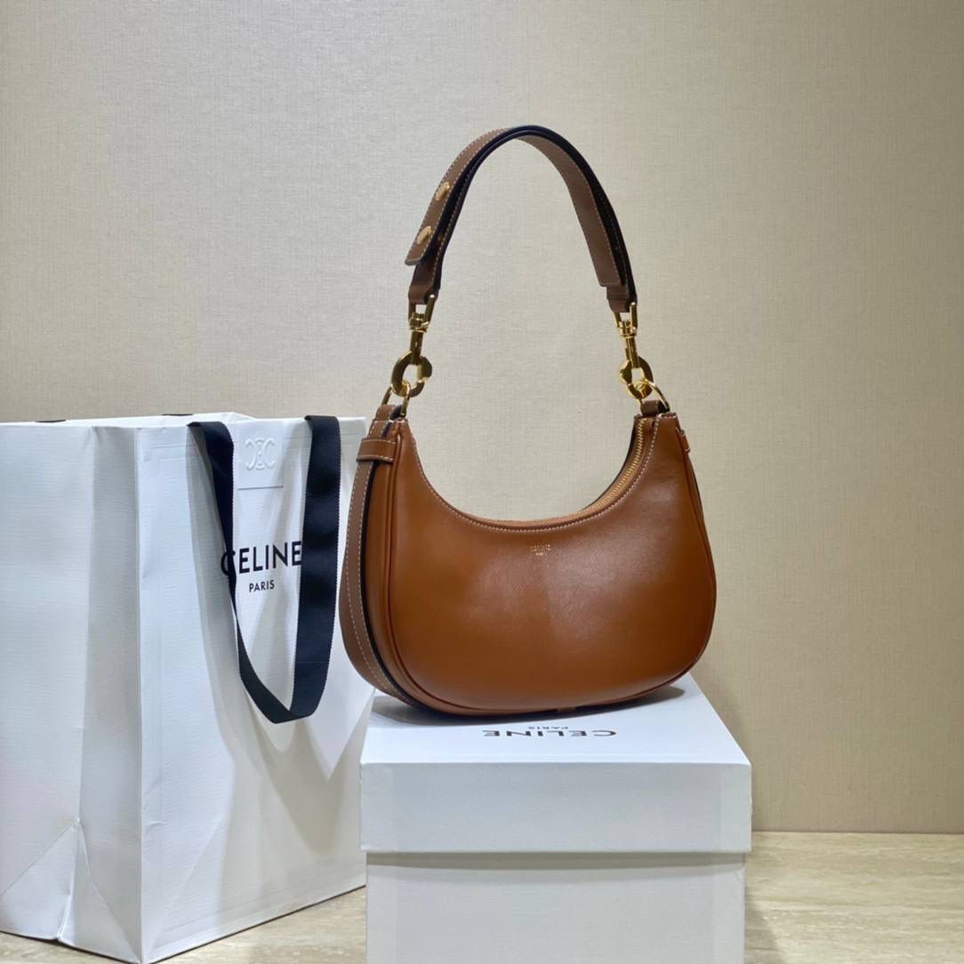 🔥大货实拍图 𝗖𝗘𝗟𝗜𝗡𝗘 ♥ 𝗔𝗩𝗔 𝗦𝗧𝗥𝗔𝗣 独特新月包型打造摩登格调，醒目金属圆环与考究皮革饰带点缀，匠心与巧思交织，定格别致意趣造型。型号：196923 尺寸：24*13*7cm