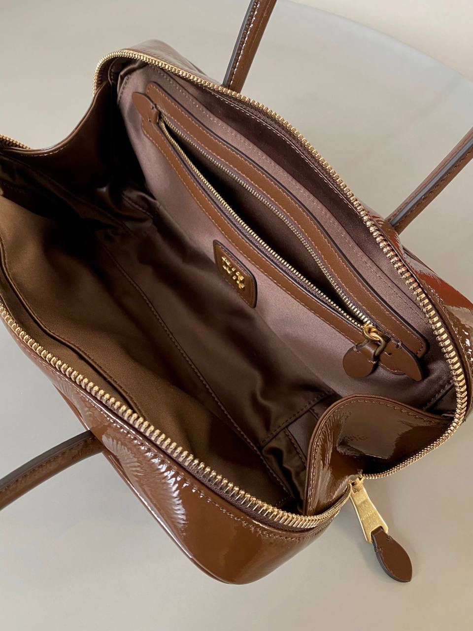 🈶漆皮紫檀木色 𝗠𝗶𝘂𝗠𝗶𝘂保龄球| 新面料来啦 漆皮色泽光亮自然饱满～ 皮面透着的皱纹仿佛湖面上的水波纹 无论视觉还是手感，质感都很绝！ 27×12×8cm，#F0011m