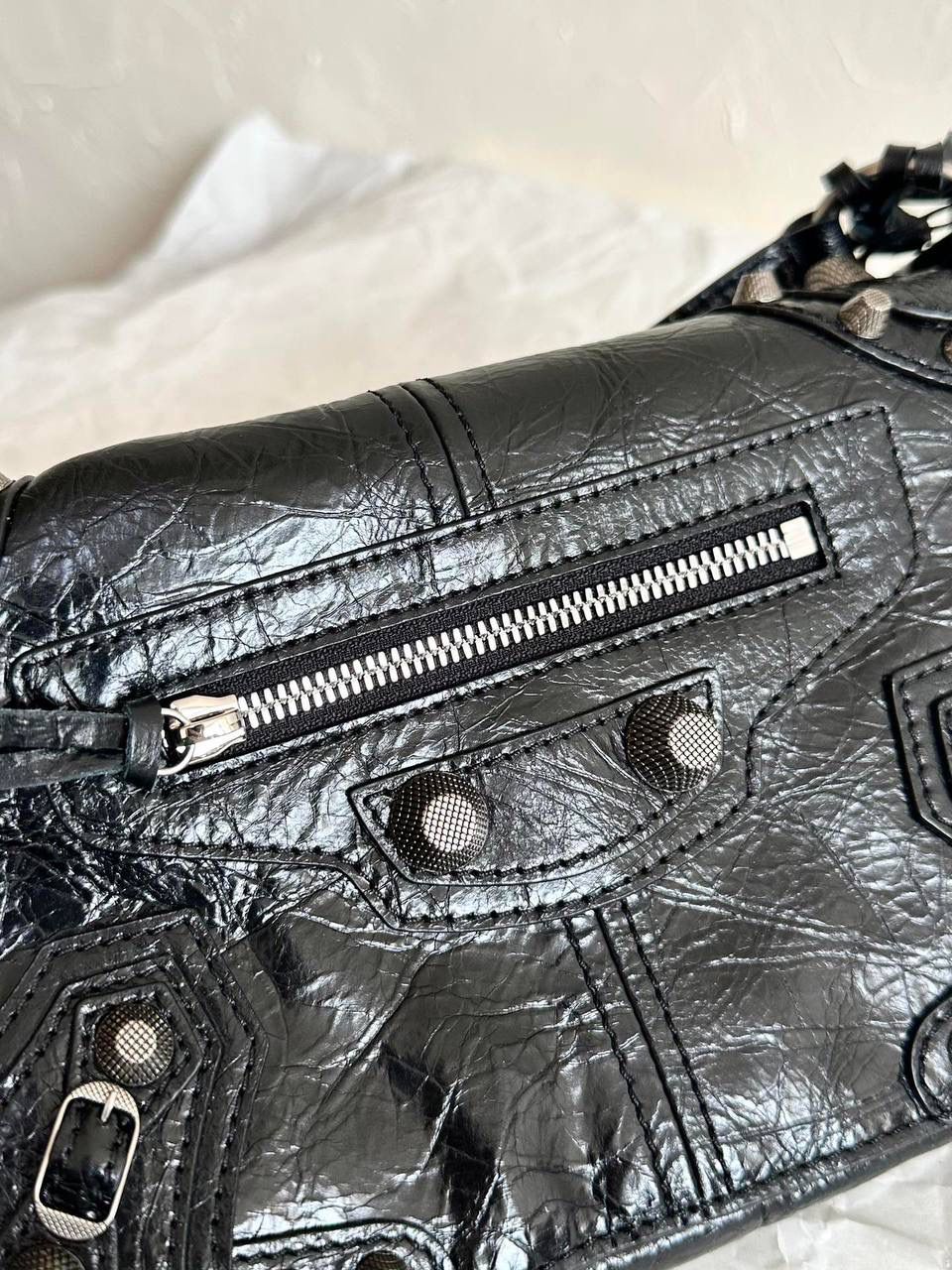 ba1enciaga le cagole机车翻盖包👜❤️‍🩹 现在的男生打扮得越来越年轻时髦 这种时髦的男包简直像珍宝一样难得 他们家真的太懂现在的潮男潮女的需求了 这只翻盖的感觉更特别！ 而且用起来更方便，打开盖子就行 包身上吊着的卡包和耳机包 砖柜单独买一个都要k➕！！ 省大钱了！ 咱家的油蜡皮爆裂感老客都知道的 纹路必须狠狠的"裂"开来 那种平滑的便宜的不对版皮请靠边～ ZP开发⚠️所有细节一致 24×14×5cm719082m