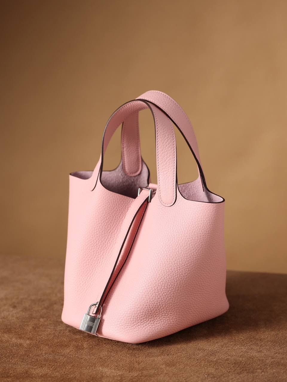 H菜篮子👜✨ 3Q樱花粉18cm银扣 独家渠道货！独家背景！高清实拍图！ 每个细节可放大看，全网天花板级别的菜篮子，独一无二的过验产品，每个细节都是对版的！ 纯手工制作、细工慢活、工匠精神雕刻的艺术精品！零售后，包满意！奢侈品中的精品之作！ 尺寸：18 X 19 X 13.5cm