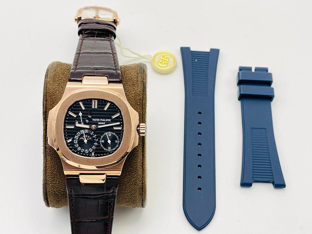 百达翡丽Patekphilippe运动系列鹦鹉螺5724（霸道总裁）PP5712GR“钢王之王”巅峰出道！出道即巅峰！ 1⃣️直径40毫米，做到接近正品的厚度！ 2⃣️所有功能同正品（10字位动能显示，7字位日历和月相，4字位小秒针）和原装一样的带水平压纹图案，带荧光刻度！ 3⃣️这是真正具有里程碑意义的超级一体机芯Cal.240 PS IRM C LU。全机芯零件数265个，平面游丝，21600每小时振荡次数 Gyromax带调节砝码的摆轮，稳定无误差。(不同于市面上现有的假机芯盖甲板，假珍珠陀) 4⃣️全新修正的不锈钢表带，铰链部分根据真正的百达翡丽鹦鹉螺不锈钢表带拆解开发，和正品一致的贴合效果，逆袭市面上所有副本，铰链开合角度和正品一致，锁毕声音和正品相同。