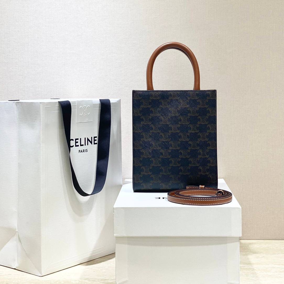 🔥大货实拍图 𝗖𝗘𝗟𝗜𝗡𝗘 ♥ 𝗧𝗥𝗜𝗢𝗠𝗣𝗛𝗘 𝗖𝗔𝗕𝗔𝗦 𝗧𝗢𝗧𝗘 𝙘𝙚𝙡𝙞𝙣𝙚的爱心𝙡𝙤𝙜𝙤也太会了吧！直接俘虏我！实在是太会抢钱了！托特包的天花板🥇 型号：194372 尺寸：17*21*4cm