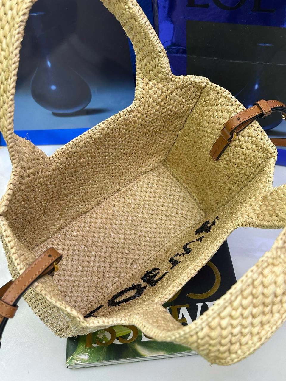 🎈最新𝙇𝙤𝙚𝙬𝙚 𝙁𝙤𝙣𝙩 𝙏𝙤𝙩𝙚 —【小号】酒椰草编包🔔 尺寸：𝟐𝟒-𝟏𝟏-𝟏𝟗.𝟓𝐜𝐦 编码：652207 （下单须知：由于天然纤维材料特别，带毛刺，日照时间长短不同，颜色略有变化，纯手工编织制作而成，每一只都独一无二，每个包的尺寸也有所不同‼️完美主义者慎入⚠️） 👉🏻完全由酒椰纤维编织而成，正面饰有黑色刺绣𝙇𝙊𝙀𝙒𝙀标志 👉🏻肩带可拆卸调节，可肩背、斜挎或手提多种背法