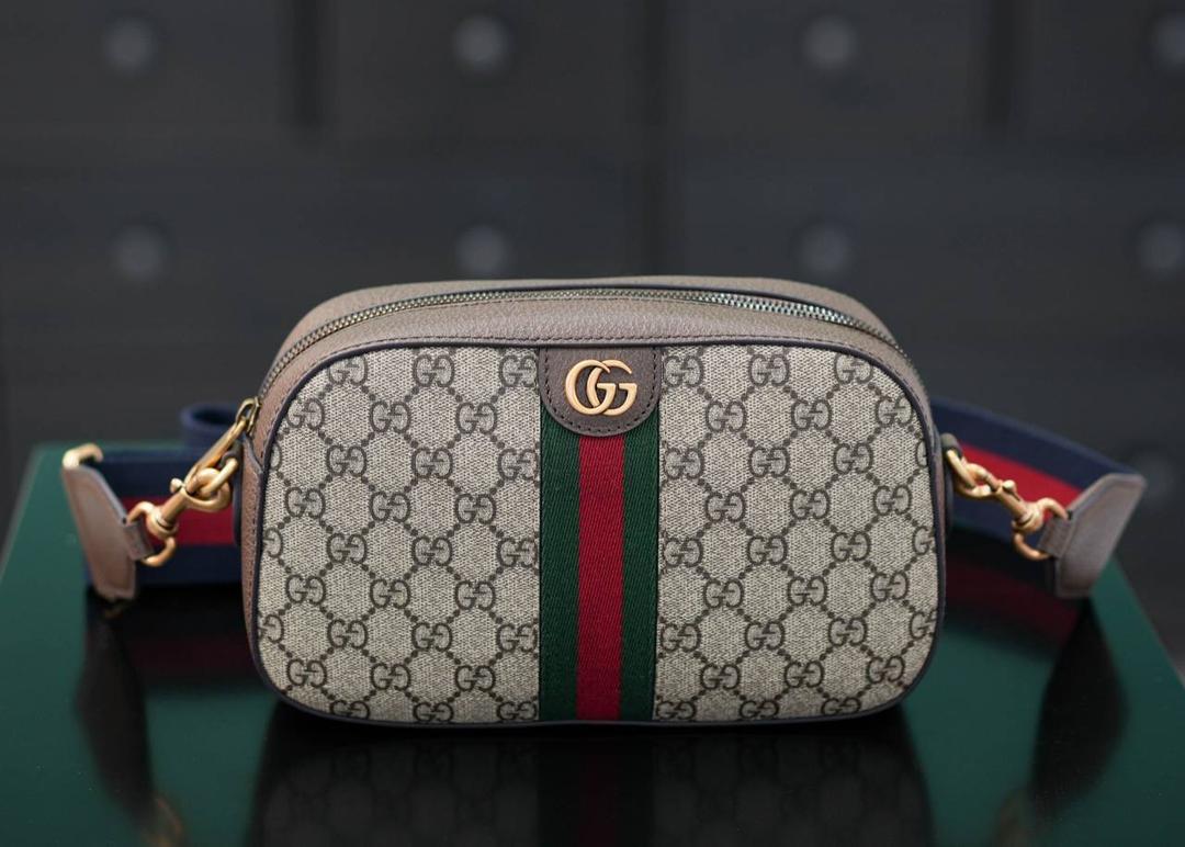 🥯Ophidia系列GG小号肩背包 棕色24cm （原厂皮 全铜五金） 正品售价¥11.000 新款相机包，宽肩带随性帅气， 红蓝织带的搭配，让整个包身的复古感更强烈 容量超级大，背起来没什么负重感，巨实用 百搭四季通用！非常日常好背的一款包 官方款号 752591 尺寸：24x15x7cm