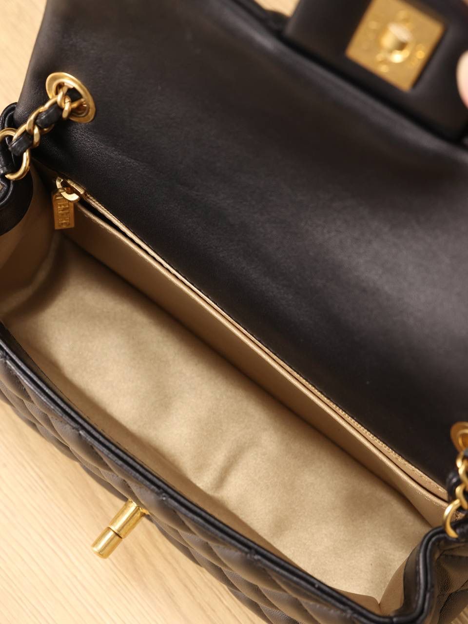 CHANEL 香奈儿 经典小金球系列 👜💞 mini CF 口盖包 单肩斜挎包 羊皮材质 黑色肩带可调节‼️ 经典的盖口包采用欧洲原产进口的羊皮和进口原厂纯钢顶级五金材质，内里也是采用原厂进口的羊皮，所有托料都是原装进口的，手感和专柜的一模一样💯 尺寸:20 x 13 x 7cm