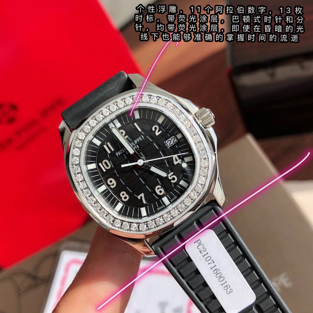 细节实拍‼️百达翡丽AQUANAUT 搭载原装瑞士石英机芯 。由100个零部件组成的一颗小而强大的内脏。真正做到零返修零误差！表盘设计也颇为独特，个性的浮雕表盘，精致立体字块。整个手表看起来立体感 高级感十足！玻璃采用蓝宝石超强硬度水晶玻璃。防反光 防刮花。进口热带复合材料橡胶表带，佩戴极为舒适贴手，适合各种手腕。搭配原装蝴蝶表扣 佩戴方便。最强舒适感😍🤟🏻