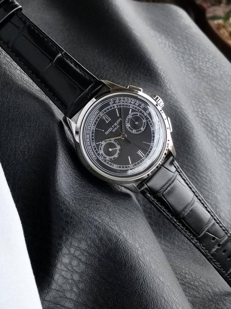 百达翡丽复杂功能时计5170G多功能腕表，堪称腕表精品当中的精品！😍✨🔥 腕表直径为42毫米，作为一款男士腕表，它的表盘大小适中。为我们奉上对称的美感，整个表盘的布局大方得体，包括了如此之多的功能的同时，又不会让人觉得繁杂。 机芯采用了7750机芯完美还原正品诸多功能，提供了强大的时间衡量功能。意大利牛皮表带，专属的灯笼扣，任何季节，任何场所，任何职业人均适合佩戴，让手腕佩戴得更舒适，让气质绽放。此款腕表具有30米防水功能，满足大众日常生活，休闲度假必备腕表。 百达翡丽5170G可以说是腕表中的精品，功能方面的巧妙构思，外观上的合理布局，以及优越的机芯性能，无一不体现出百达翡丽的独特设计，一件经典的艺术品，一件完美的收藏品。