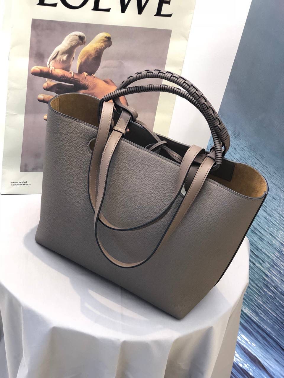 *𝘈𝘯𝘢𝘨𝘳𝘢𝘮 𝘛𝘰𝘵𝘦 印花托特包 #曾黎同款#优雅知性，气质十足 ✅ 尺寸:𝟐𝟗-𝟏𝟒-𝟐𝟓𝐜𝐦 编码:011830 颜色:铁灰色 将品牌经典图案融入皮革其中，形成了一个标志 里外牛皮革与编制提手让整个包都挺括了起来，质感满满，将实用性最大化，容量感人，十分适合日常，不禁感叹Lo罗家的细节与品质！