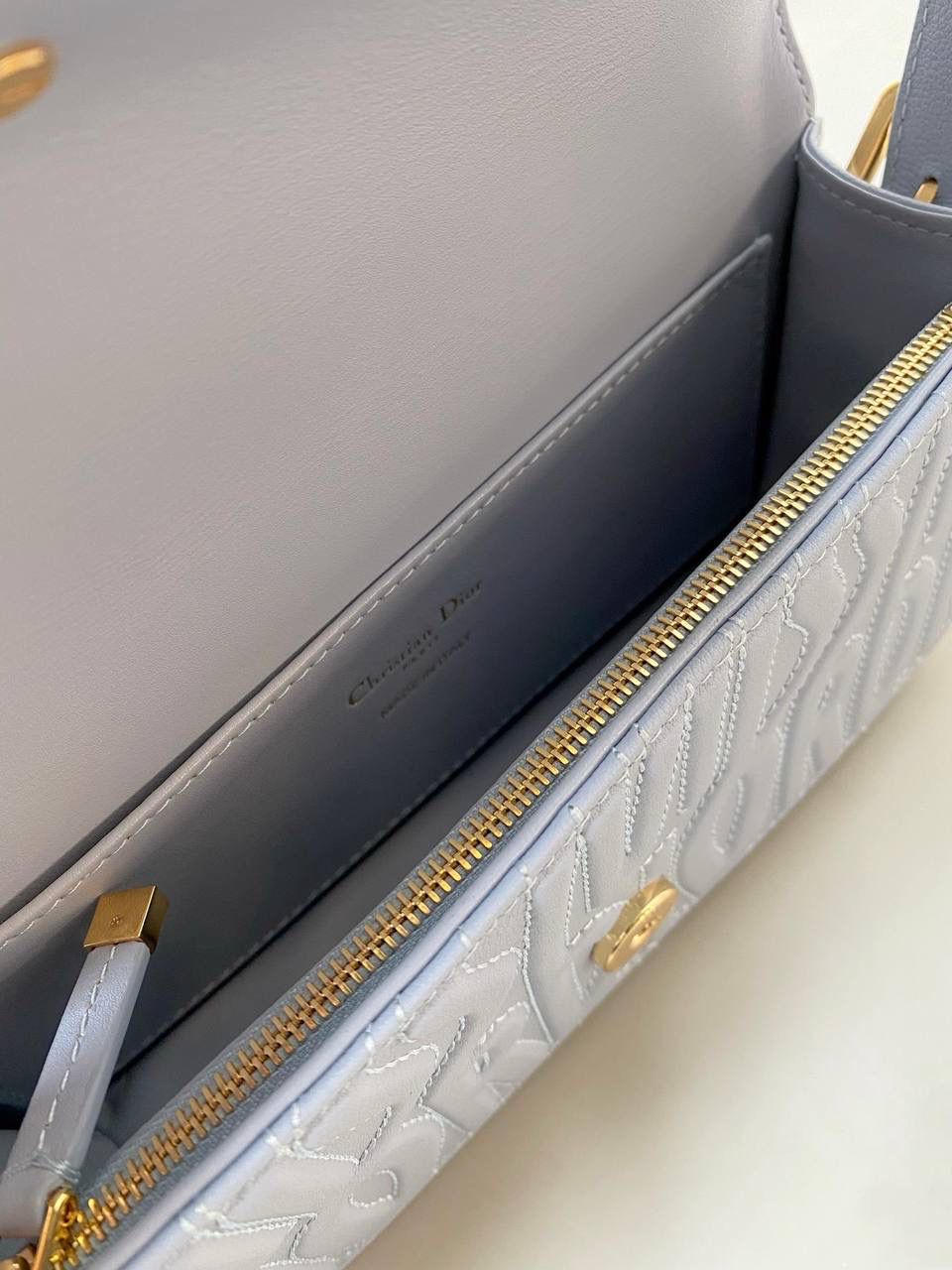 🈶淡蓝色 𝐌𝐢𝐬𝐬 𝐃𝐢𝐨𝐫腋下包 哇！实物是超预期的 从五金到皮质都非常奢华，很好看 牛皮的材质有型又耐久， 立体的字母手感彰显个性！ 空间，日常通勤或约会都很不错哦 大小刚好，腋下背气质又时髦 22×11×6cm #3410m