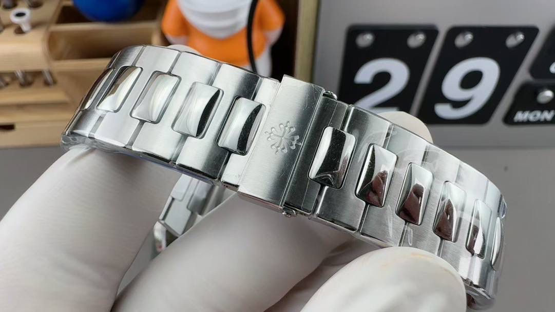 百达翡丽鹦鹉螺蒂芙尼蓝盘腕表