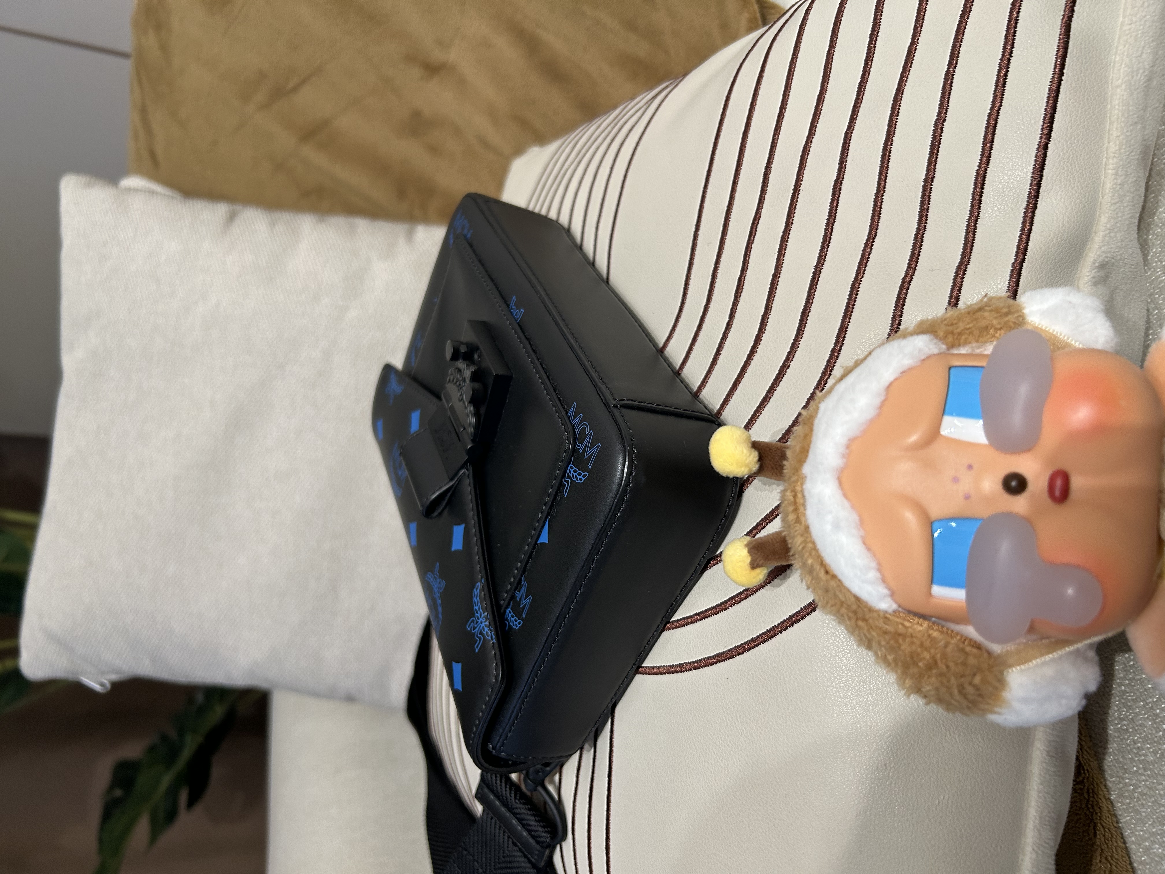 MCM crossbody bag 牛皮100%Authentic ,98%new ✅card booklet ✅Dust bag