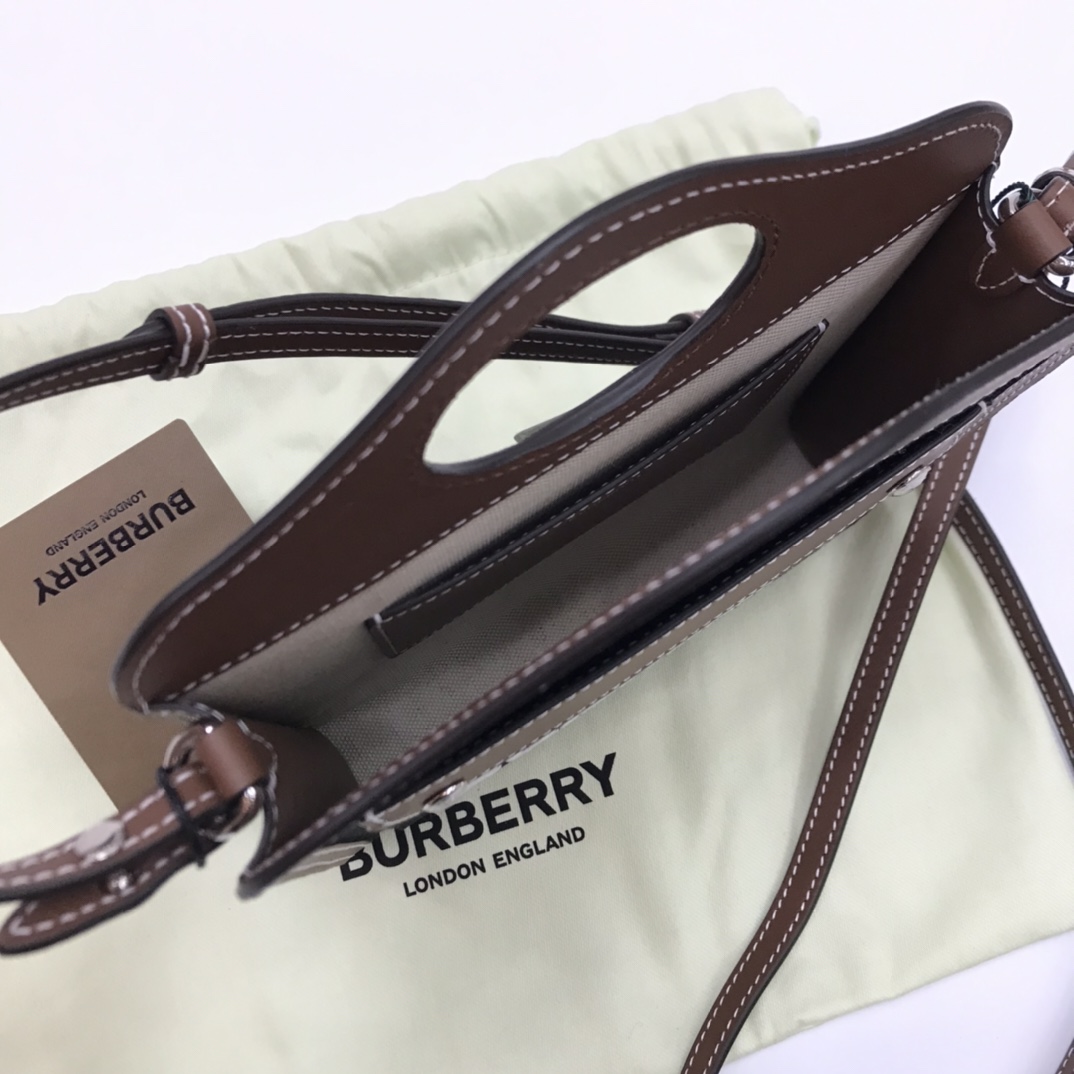 Burberry 迷你雙色調帆布及皮革Pocket 包Burberry Micro Two-Tone