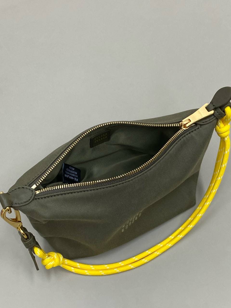 销量王🔥 𝐌𝐢𝐮𝐌𝐢𝐮饭盒包 橄榄绿 啊啊啊，好喜欢这个彩色的碰撞！ 帆布面料搭配撞色小彩绳直接封神了！！ 每个配色，简直就是锦上添花 不敢想象这个夏天背这只有多好看！ 容量就不用说了 很好装 还很耐磨 性价比也特别的高～ 时髦精必入这只好吗 绝对日常出门回头率超高的一只 抓紧冲吖！！！ 18.5×14×10cm #F0006m