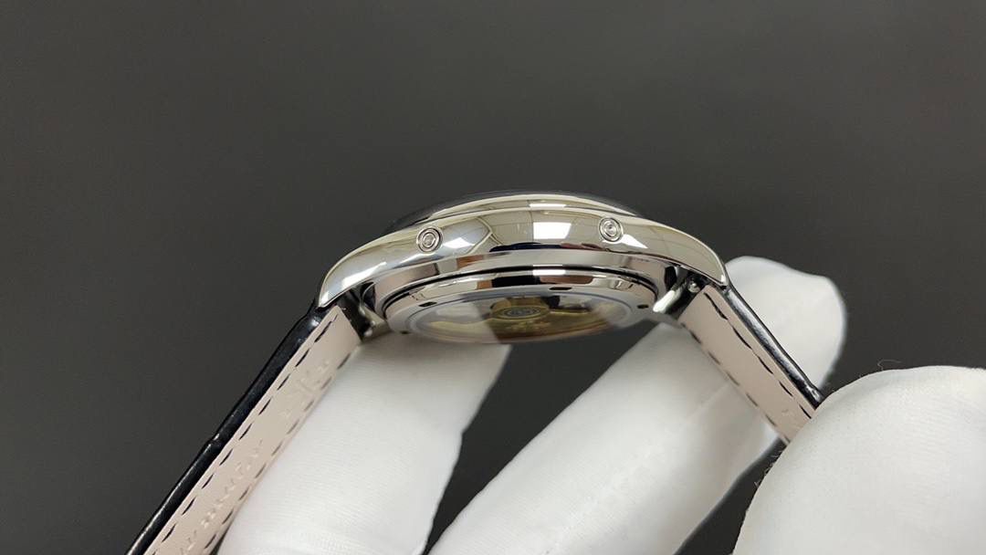 🌐新款到货🌐 百达翡丽最热门款式，PP复杂功能计时系列5146R 5147。功能方面的巧妙构思，外观上的合理布局，以及优越的机芯性能，无一不体现出百达翡丽大师们的独特设计，一件经典的艺术品。 采用39mm表盘直径，高性能Cal.324自动机械机芯，具备年历，日期，月份和月相显示功能，提供了强大的时间衡量功能，表盘设计中心大秒针，是时间易于读取。 相信这样的一款腕表会是很多爱表人士所梦寐以求的，但是就如它水中月的意象一样，可遇而不可求，所以，如果有个机会出现在你面前，那么就好好珍惜吧。