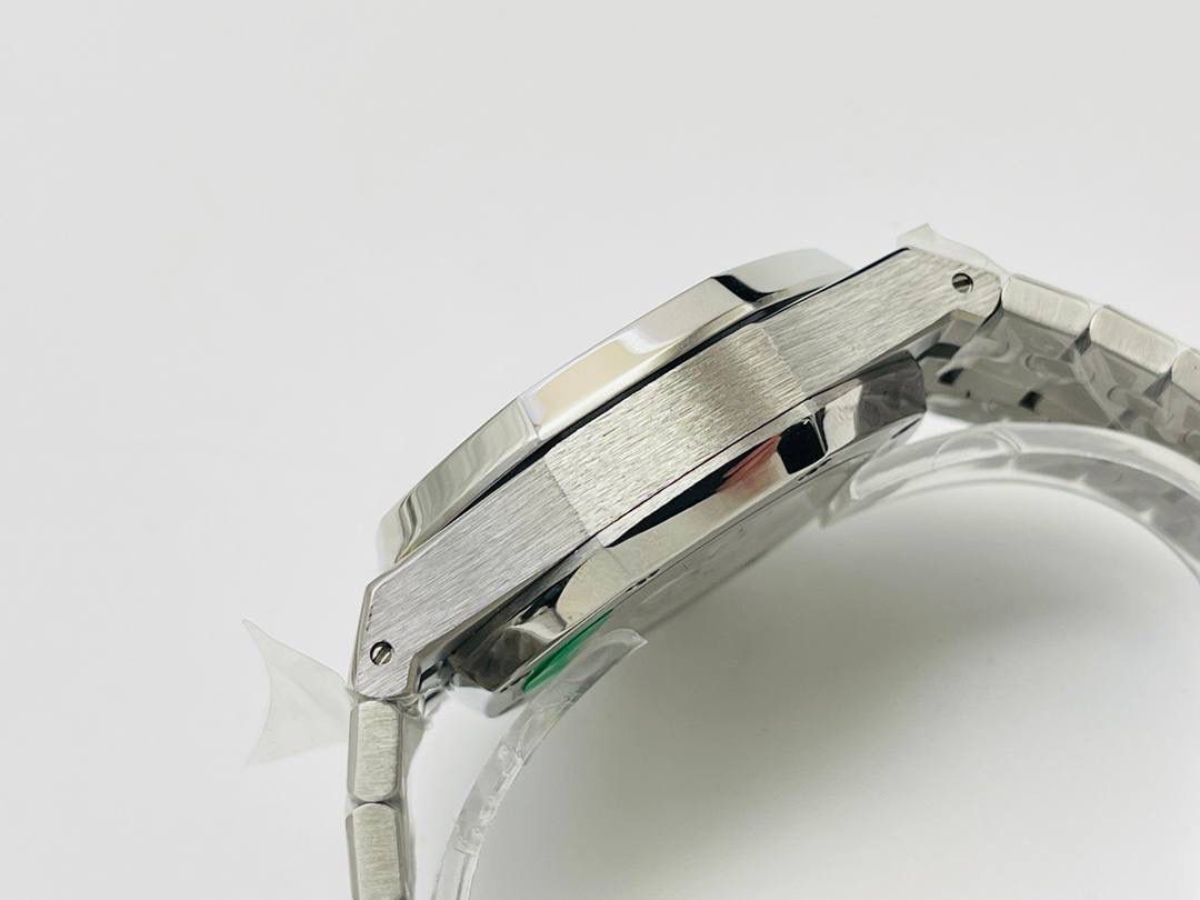 AP爱.彼皇家橡树系列26331OR多功能计时机械腕表41MM！ 1⃣️【机芯】7750改原装机芯 6字位小秒 功能与原装一致！ 2⃣️【表镜】表镜选用进口蓝宝石玻璃镜面！ 3⃣️【表壳】采用进口316精钢表壳，表壳通过拉丝和部分抛光打磨处理之后，忽明忽暗展现出精致而硬气的独特气质！ 4⃣️【头粒】头粒设计与专柜一致可以微调 佩戴更佳贴手舒适 经过多道工序的打磨和磨砂处理，终把AP特有的八角型表圈表达出棱角分明的线条！ 5⃣️【表盘】超强夜光显示，可以在任何环境下读取时间！