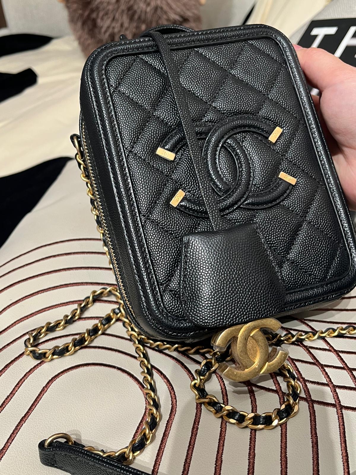 Chanel Vertical cc filigree vanity with chain 黑色牛皮金鏈 100%Authentic ,98%new ✅香港專門店收據 ✅CARD✅dust bag 