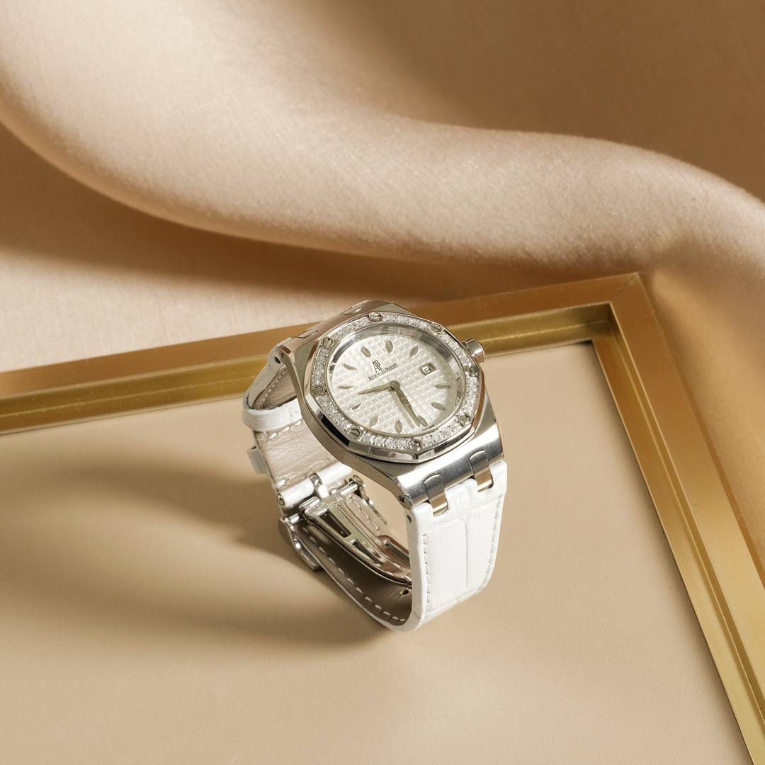 全网女神看过来😍😍这款爱彼女表才是最具有性价比的… 爱彼皇家橡树系列型号67601石英腕表，皇家橡树系列独有的八角形外观还拥有爱彼独特的设计风格也将女士优雅风格融入其中，深受女明星们的爱戴，表带澳洲湾鳄鱼皮，即使只有33毫米的小尺寸，也将爱彼独有的纯净美感与刚毅线条展现的淋漓尽致💝💖💘而镶满钻石的表圈也为佩戴的女士增添了更多的柔美。（32颗明亮式切割美钻，总重约0.65克拉）巴蒂镶嵌一枚半透明凸面蓝宝石，搭载瑞士进口石英机芯，拥有实用的日历显示功能，女士们佩戴起来不会显得沉重 ，配专柜最新全套包装发货！这种货一般数量不是很多哦