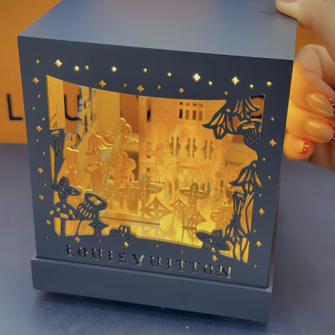 LOUIS VUITTON VIP VIC 聖誕限定立體金屬光影禮盒可充電式小夜燈 