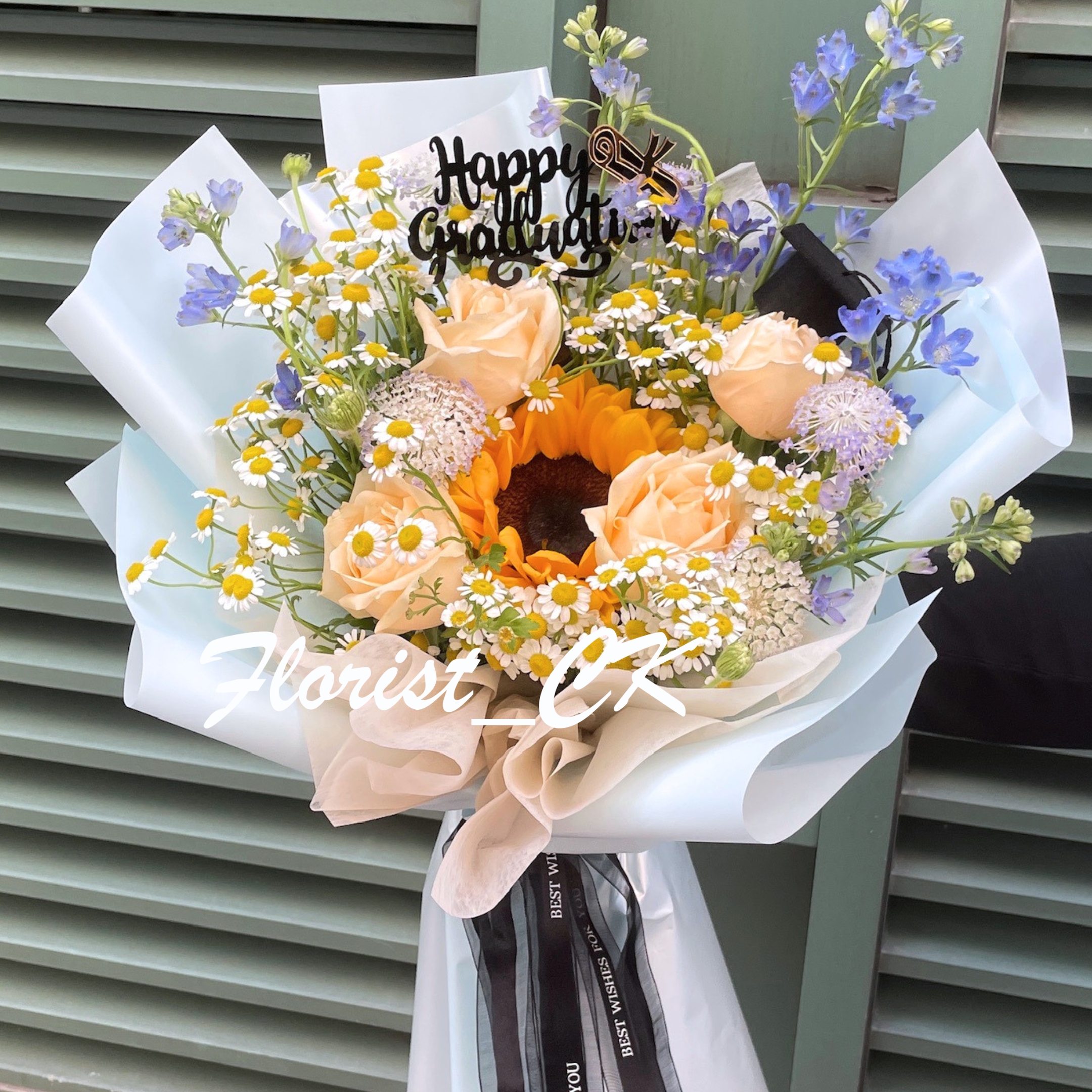 【2026 畢業鮮花推介】Golden Valor 淺藍花紙款｜向日葵玫瑰鮮花花束  (預訂款)