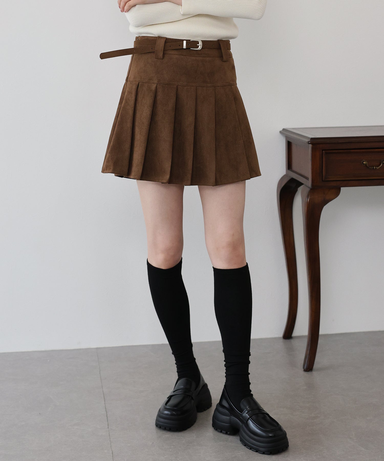 <限量現貨><JP> 麂皮質感褶皺短裙褲 (附 belt) * 2色入 