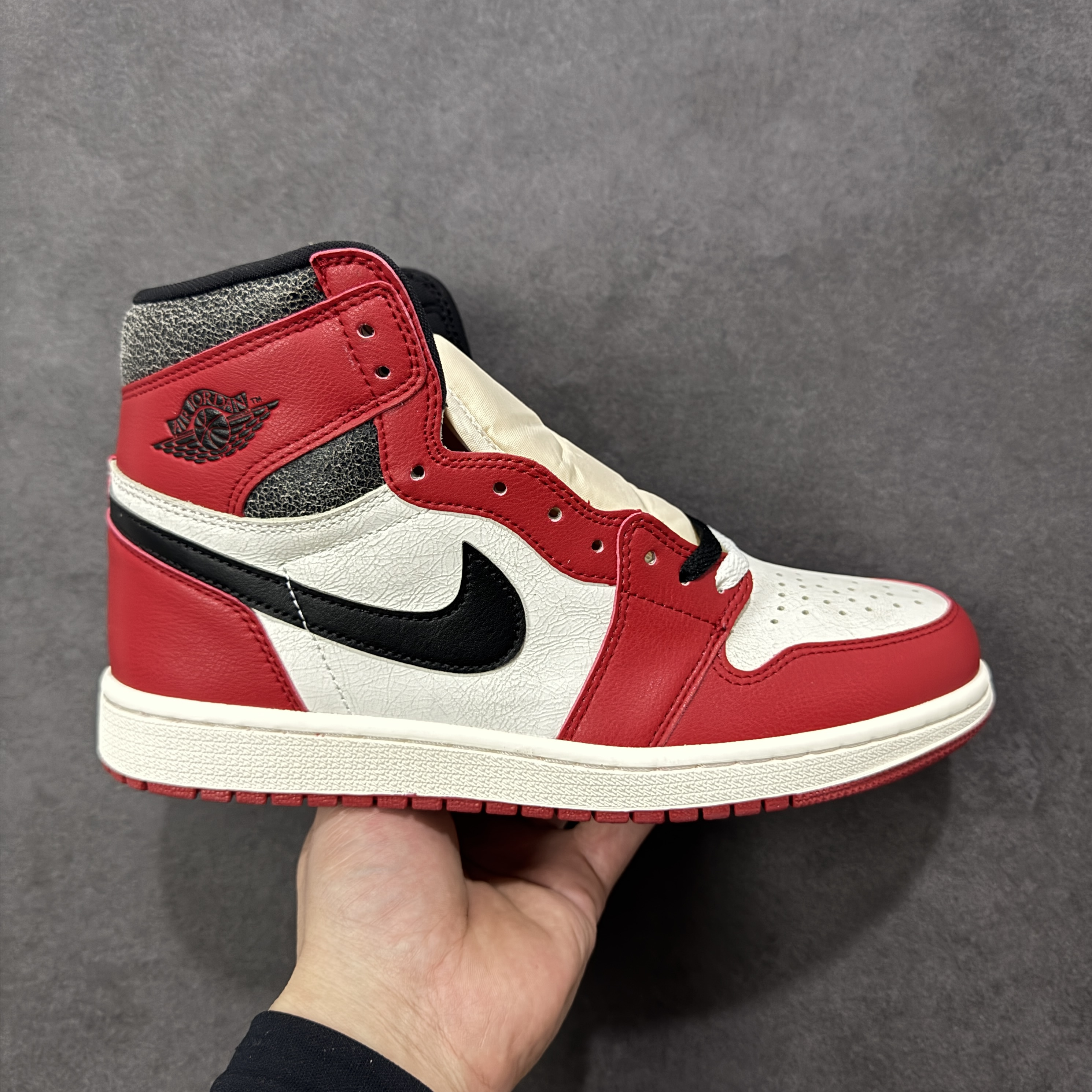Air Jordan 1 Retro High OG 'Chicago Lost & Found' DZ5485-612
