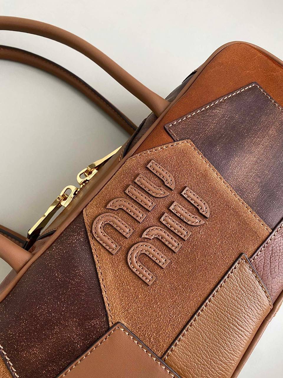 🈶拼接色 𝗠𝗶𝘂𝗠𝗶𝘂保龄球，大爆款 这只大火啊！超有腔调的一款 简约精致的设计真的好耐看 不同色系拼接有点流浪感又透着高级 色彩搭配温暖而富有层次 把美拉德复古风拿捏的很到位 整体造型非常慵懒有个性，保证了舒适性和实用性的同时还兼顾了美观性 时尚，非它莫属了！ 27×12×9cm #F0011m