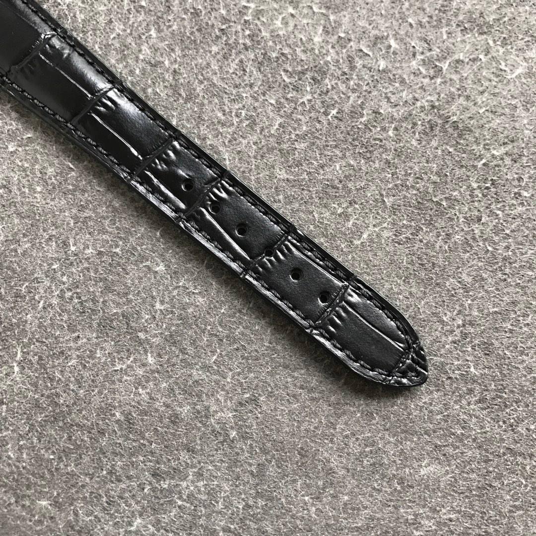 百达翡丽古典5153系列⚜️ 腕表尺寸38mmX10mm 1.表壳打磨：为了追求正品温润如玉的效果，ZF制表师精磨细造，慢工出细活。 2.防尘盖与壳体的衔接机制，有媲美带正品一样的清脆手感。 3.刻度和指针，采用最新的贵金属电镀工艺处理，效果更上一层楼。 4.“锅盖型”微凸蓝宝表镜，版型与正品一致，效果通透，辨时清晰。 5.贵金属钢印立体规范，清晰生动！ 【引领一体机时代】采用定制版Cal.324一体机——更薄，更稳，更像。最重要的是仿真度直线上升了。 【表带】经典意大利小牛皮表带，纹路清晰，质感好。搭配圈市面最顶级的百达翡丽灯笼表扣，通用原装无压力。