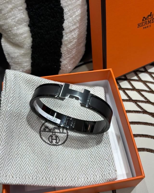  全新 Hermes Clic HH So Black bracelet 拉絲mat noir扣100%Authentic,100%new 全新貨品 ✅dust bag✅box 📣專門店售價Hkd 7200 📣