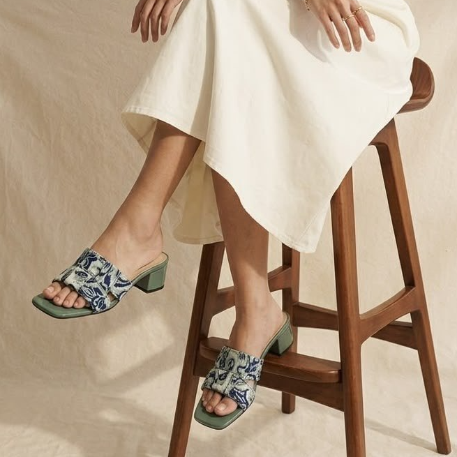 5846 - Anyaman Slide Batik Heels
