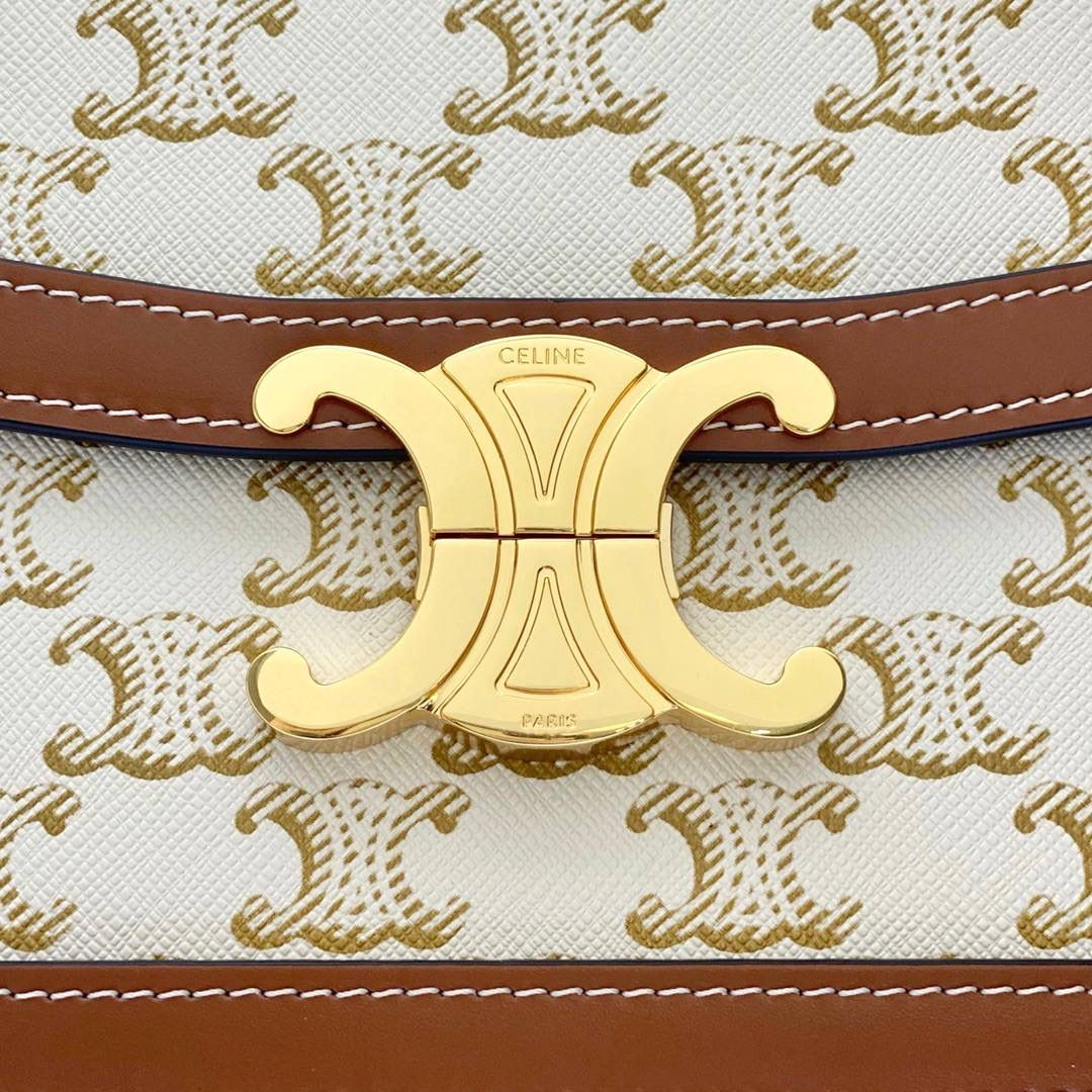 🔥大货实拍图 𝗖𝗘𝗟𝗜𝗡𝗘 ♥ 𝗧𝗥𝗜𝗢𝗠𝗣𝗛𝗘 𝗕𝗢𝗫 中号 在原来的锁扣上加了CELINE首字母凯旋门扣，完完整整的巴黎血液注入啊！将复古元素与品牌一向拿手的利落线条相结合，气质 高贵！ 型号：191242 小号尺寸：22.5*16.5*7.5cm