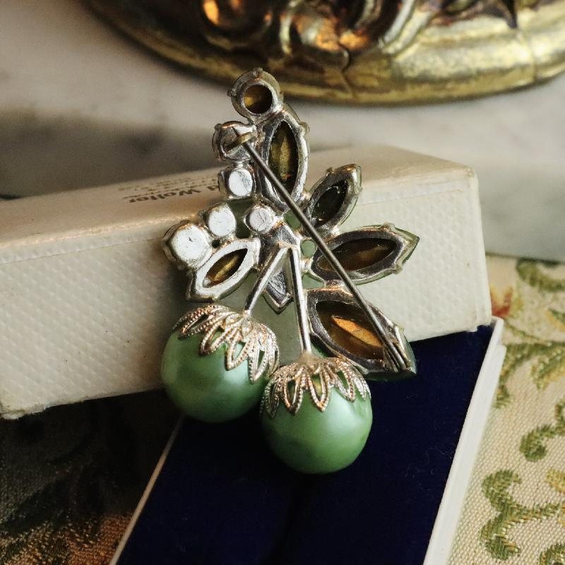 C.a. 1950-60s European Mint Green Glass Pearl Grape Bejewelled Brooch (MZ050)
