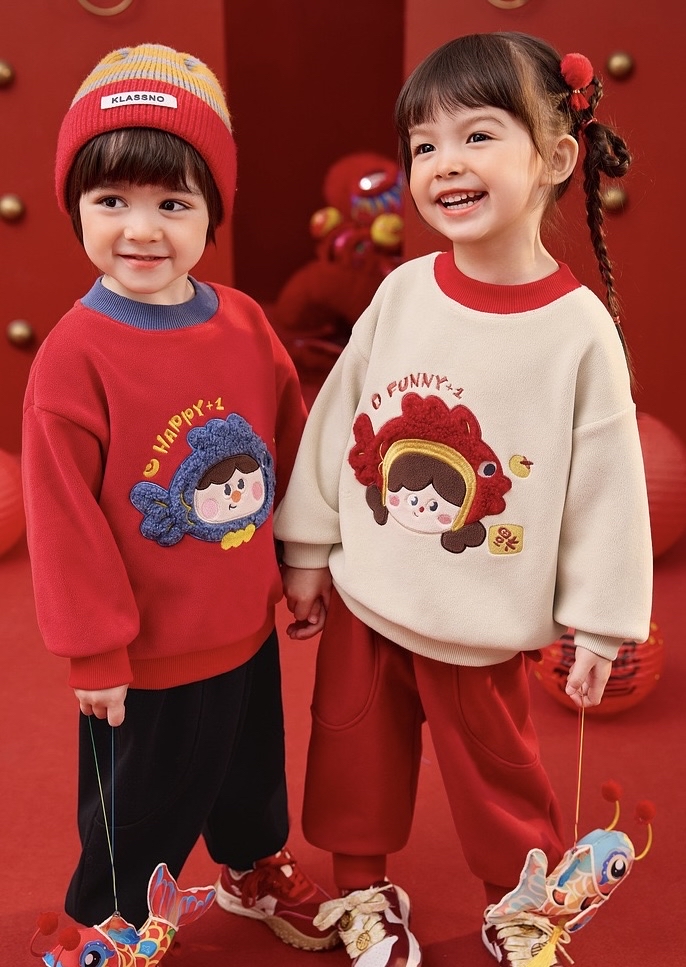 部分現貨🧨新年款預訂🧨兩色年年有魚卡通毛毛刺繡貼花抓絨衛衣