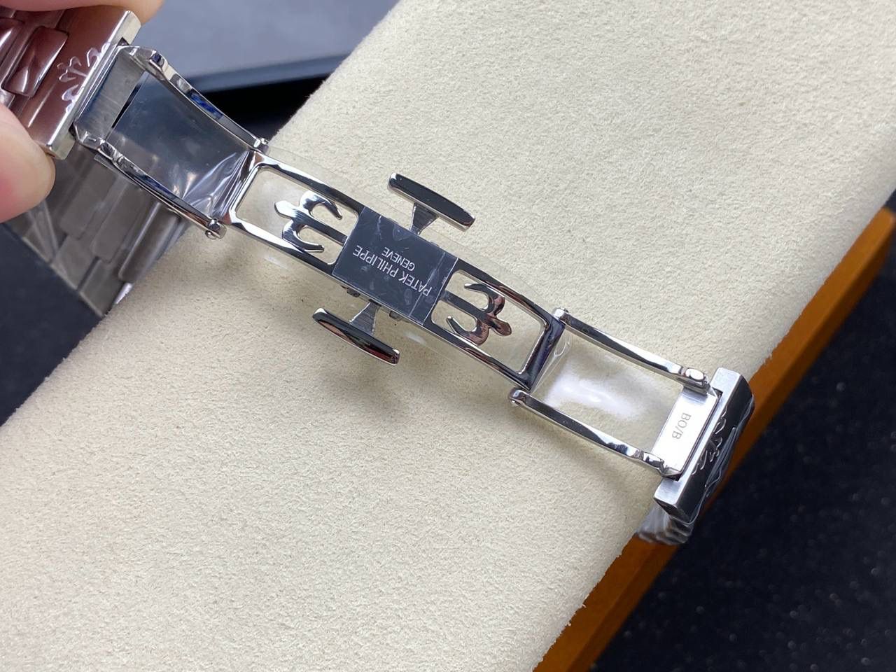 百达翡丽 方形 新系列CUBITUS 5821腕表 亮点特色：1️⃣机芯:搭载定制9015改Cal.26-330 SC一体机，调时不停秒，调时不停秒，摆轮位置均与正品一致，自动上链机芯。2️⃣钢带:316L定制级人体工程学表带，新扣款式。3️⃣表壳:尺寸45毫米厚度仅8.3mm，为表壳对角线长度(即10点位至4点位),因为表壳近似于方形，上下边的宽度会小于这一数值，所以视觉效果并不是很大。 搭配上，5821属于运动风格腕表，日常搭配正装和休闲风格也可以。