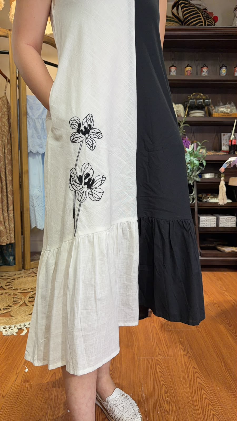 3152 Black and White Half Sleeveless Fish Tail OP 43"-49"