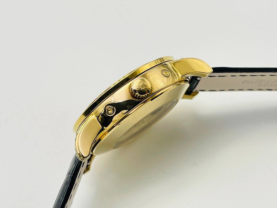 【2022诚意推荐】百达翡丽超级复杂功能系列5073P_010腕表。用心之作，细节方面： 1⃣️突破多层技术瓶颈，机芯型号为CH 29-535 升级版，质量稳定！ 2⃣️尺寸42毫米，与专柜一致。 3⃣️表圈和表耳镶103颗长形钻石。 4⃣️表带搭配意大利头层小牛皮，表扣上镶钻石更显示这块腕表的豪华气质。适合各种商务场合，简敛精致不失优雅！