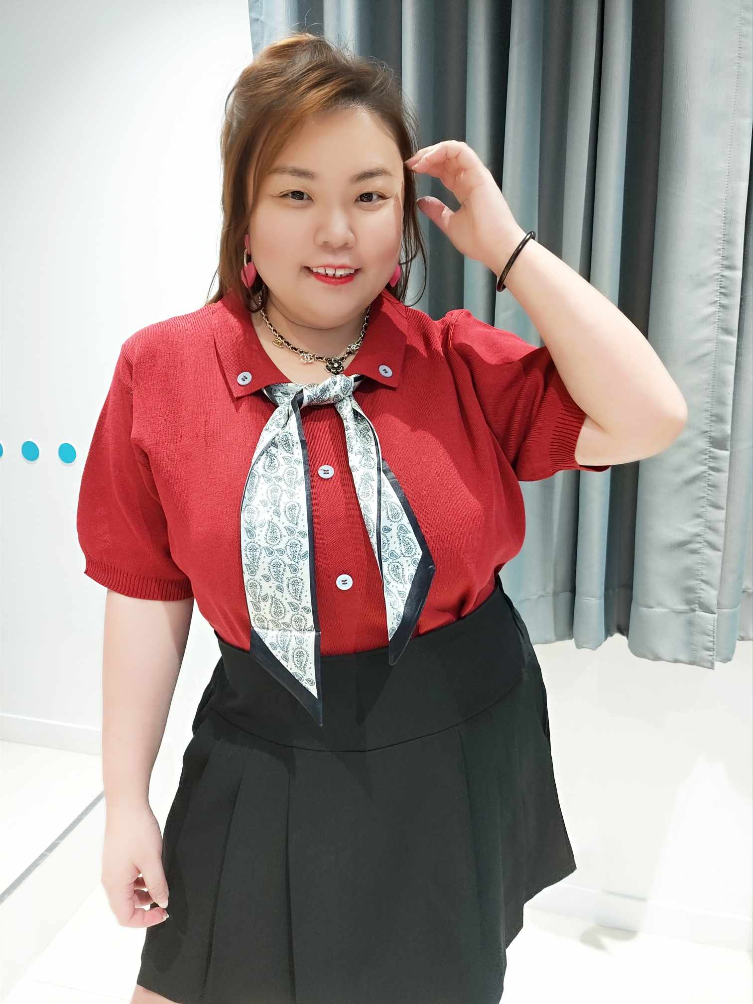 DSF10 搭配丝巾针织上衣