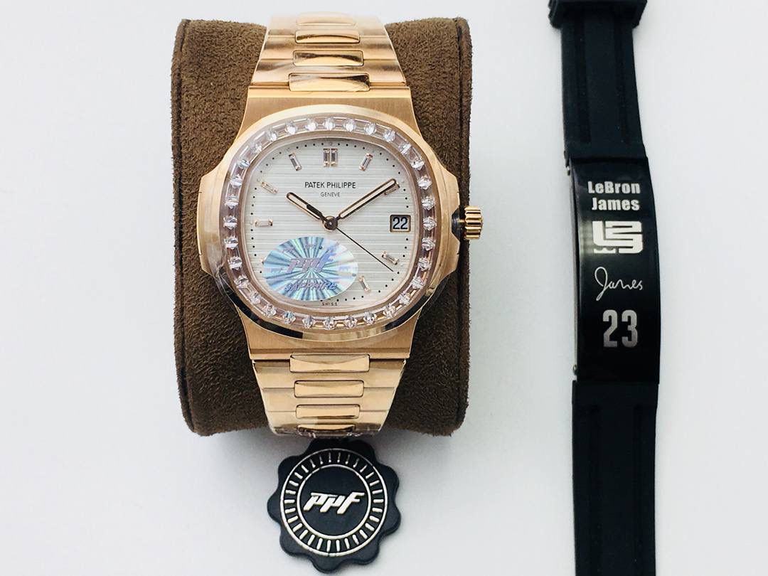 【PPF FactoryV4升级版强势来袭】百达 翡丽 璀璨方钻亮相了[色]第一款真正意义上的超级鹦鹉螺，震撼来袭！ 1⃣️全新修正的不锈钢表带，铰链部分根据真正的百达 翡丽鹦鹉螺不锈钢表带拆解开发，和正品一致的贴合效果，逆袭之前所有副本！ 2⃣️铰链开合角度和正品一致，锁毕声音和正品相同！ 3⃣️重点指出此次V4版的面盘在采用与真品一致的覆荧光涂层金质立体时标，特别突出的“蓝魅”面无限接近原版！ 4⃣️机芯方面是全新订制的修正版的一体芯Cal.324机芯，是目前唯一做到机芯的钢印与正品一样的雕刻工艺。 只有做到最好才配戴他去诗和远方！ PPF Factory 超级鹦鹉螺王中王！欢迎您的品鉴！