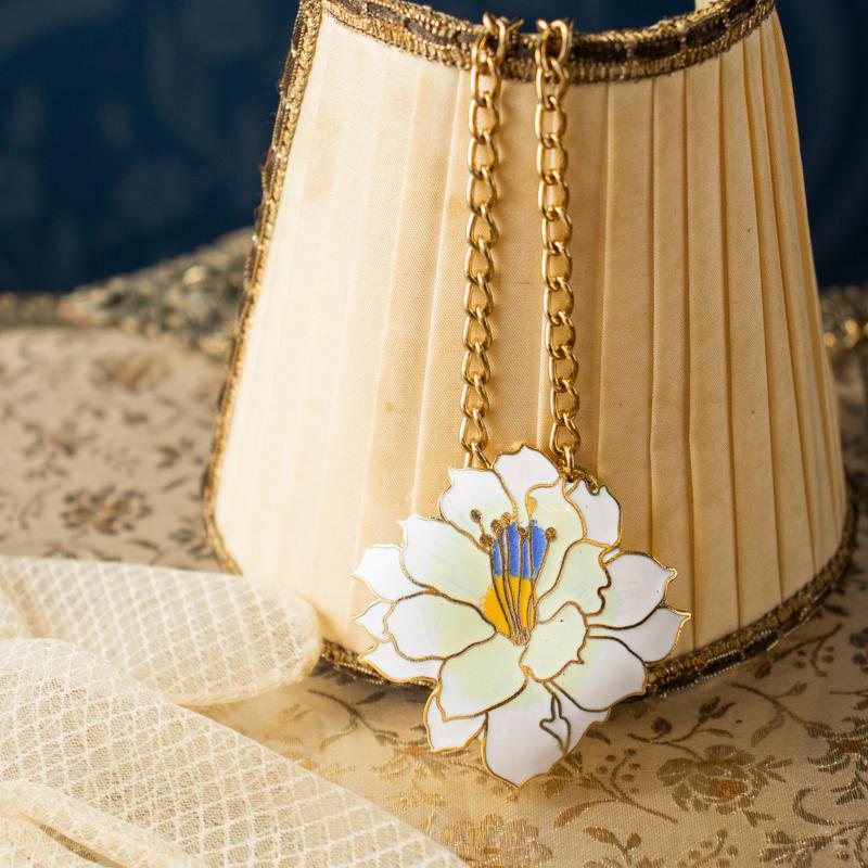 c.a. 1980-1990s Made in Taiwan Vintage Gold Outlined White Flower Cloisonné Pendant with Gold Chain(NA0670)