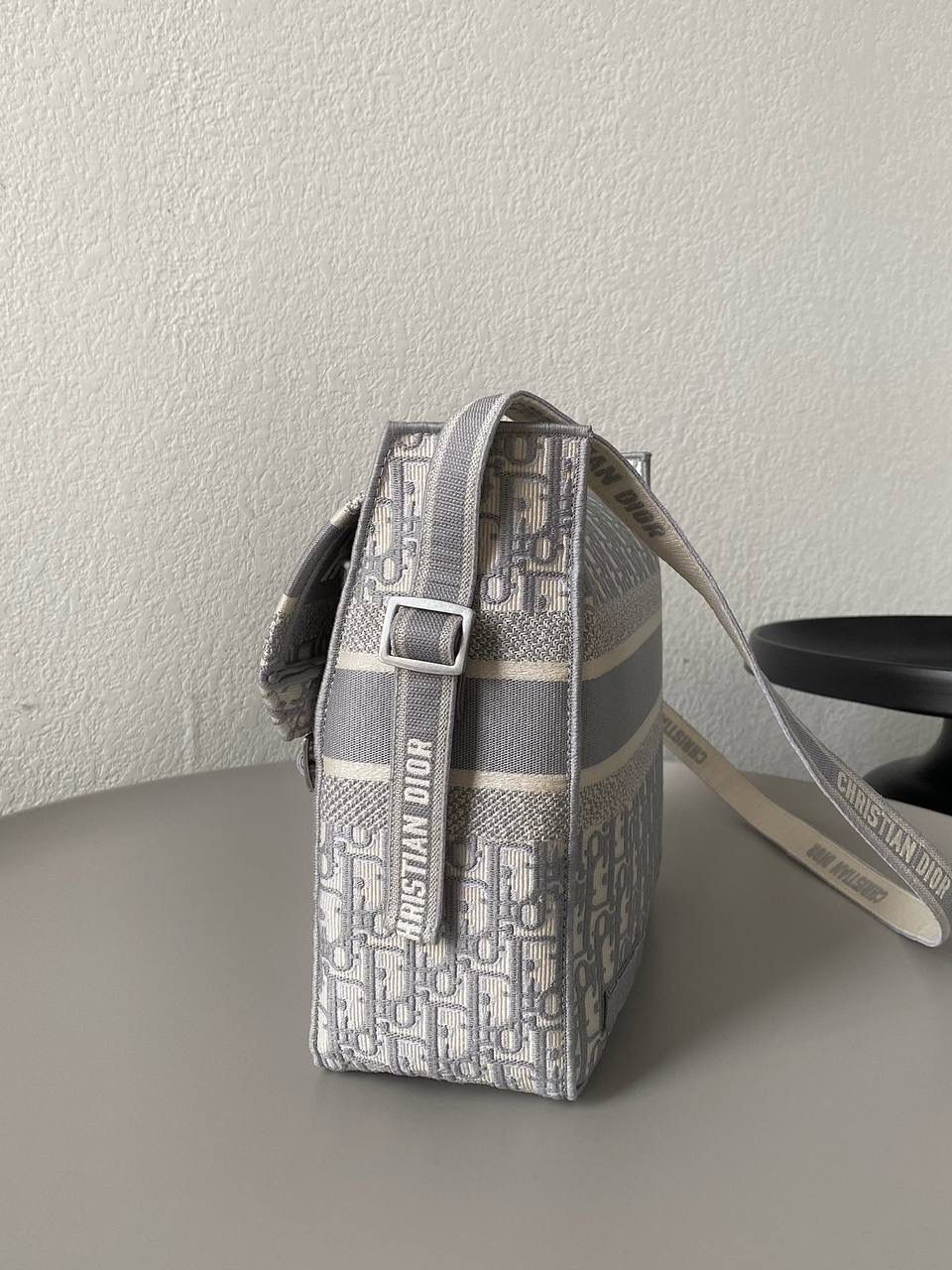 🈶岩石灰大号 𝗗𝗜𝗢𝗥 𝗢𝗯𝗹𝗶𝗾𝘂𝗲经典邮差包 呼声需求最高！这颜值众人一眼必入手，太好看了呀❕设计师真的太厉害，全新灰色系列已经俘虏了忠粉的火热反响！一见钟情一点也不夸张，超级爱～ size：27×28×11cm #M928m